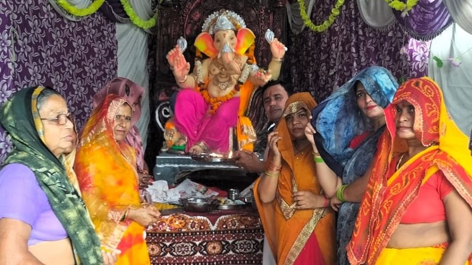 कुरसंडा में भगवान गणेश की पूजा-अर्चना करतीं महिलाएं