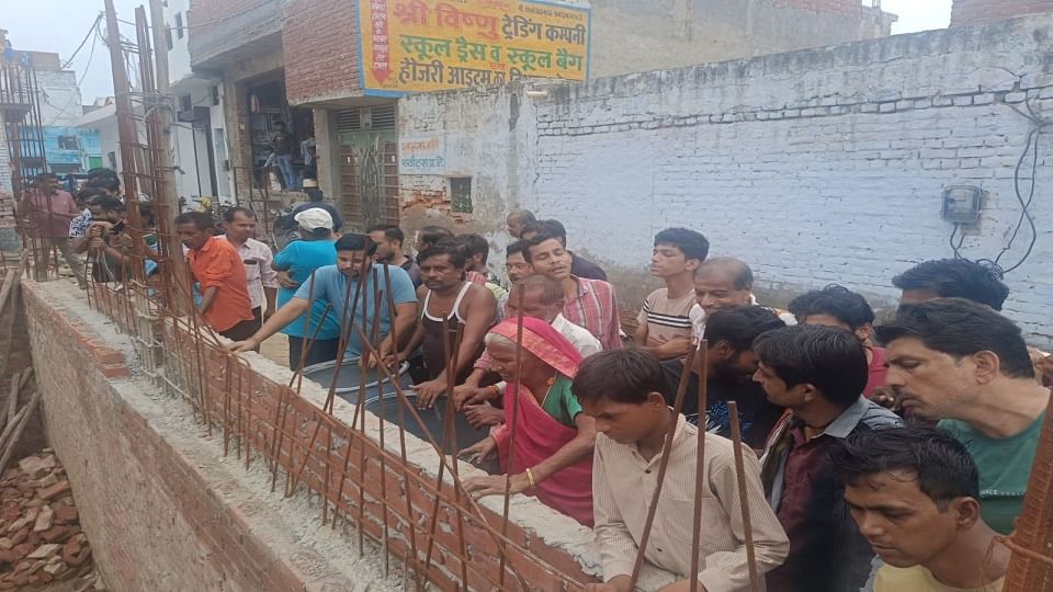 बेसमेंट के बाहर खड़े लोग