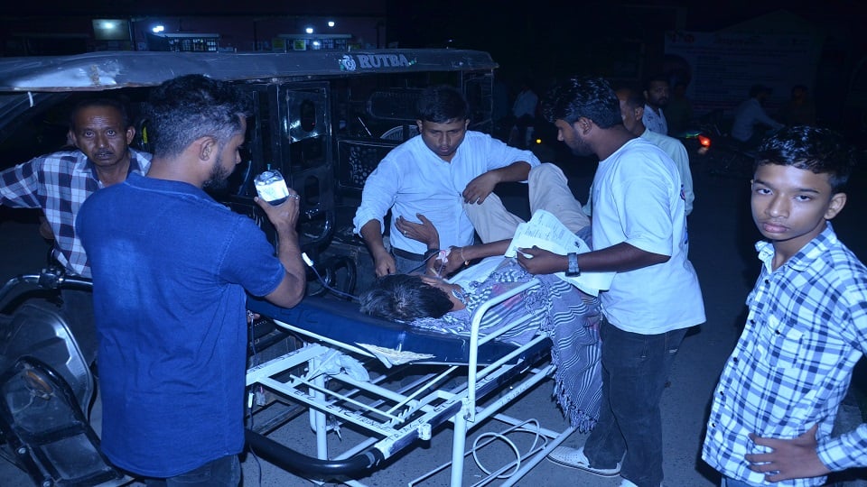 हड़ताल के बाद इमरजेंसी से मरीज को ले जाते परिजन