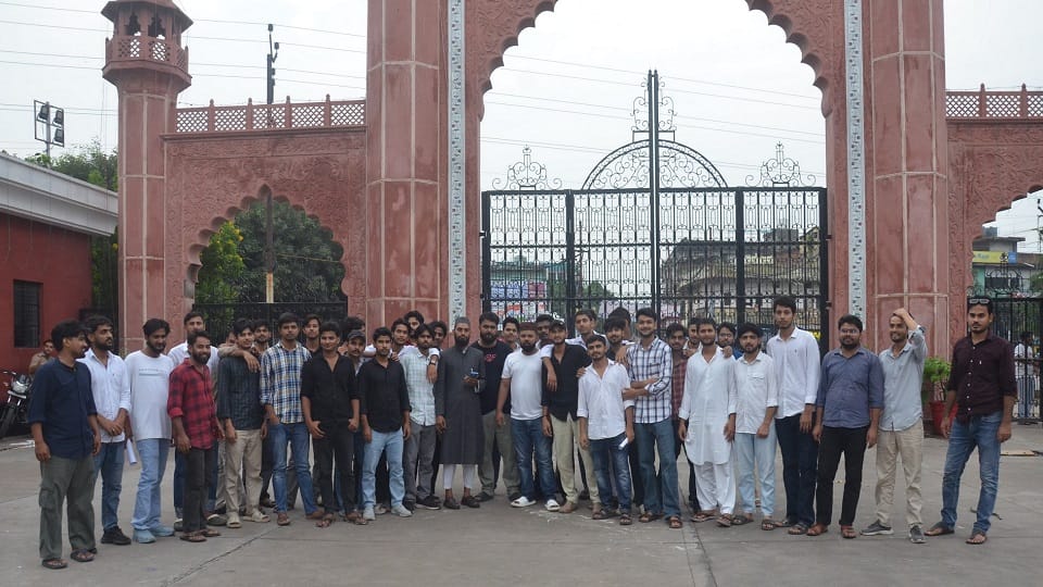 एएमयू सेंचुरी गेट को बंद कर विरोध प्रदर्शन करते एएमयू छात्र
