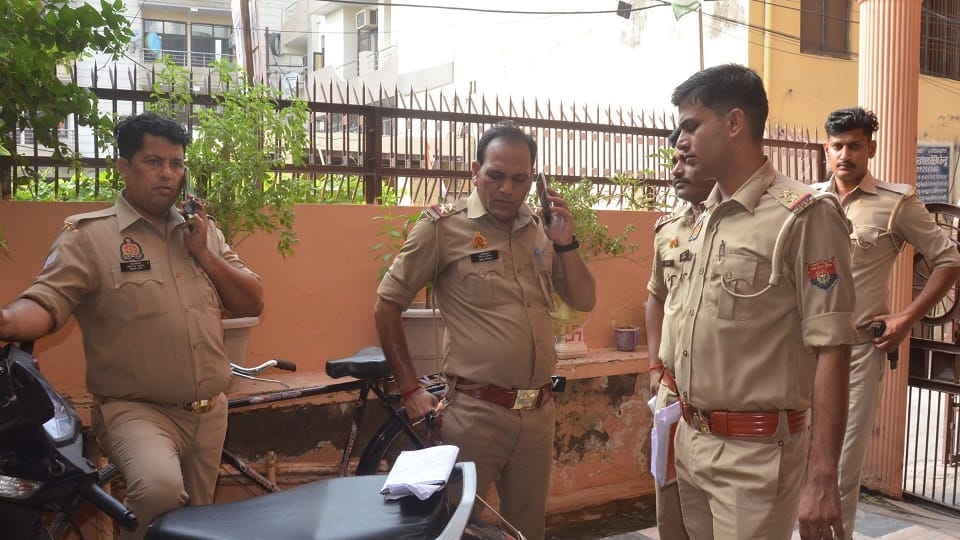 महावीर पार्क में  राज कुमारी गुप्ता को घर में बंधक बनाकर की लूट के बाद जांच में जुटी पुलिस