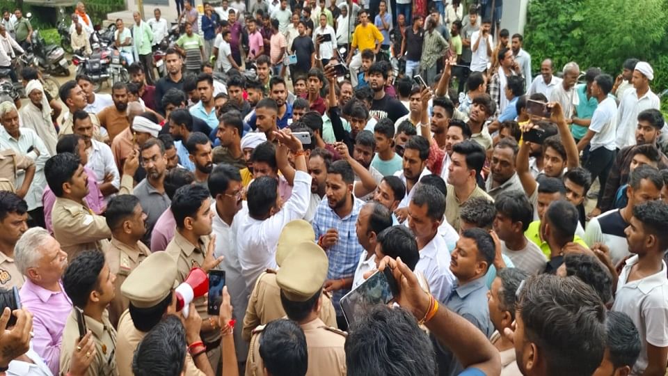 अतरौली कोतवाली पर हंगामा