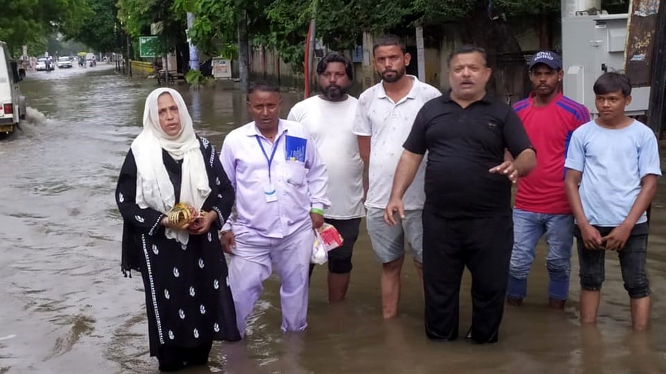 मैरिस रोड पर जलभराव को लेकर प्रदर्शन करते महिला कांग्रेस जिलाध्यक्ष जरीना आगा व अन्य