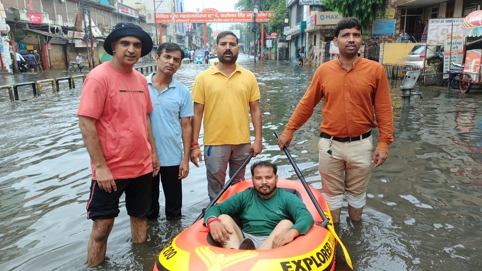 रामघाट रोड पर पानी में चली नाव