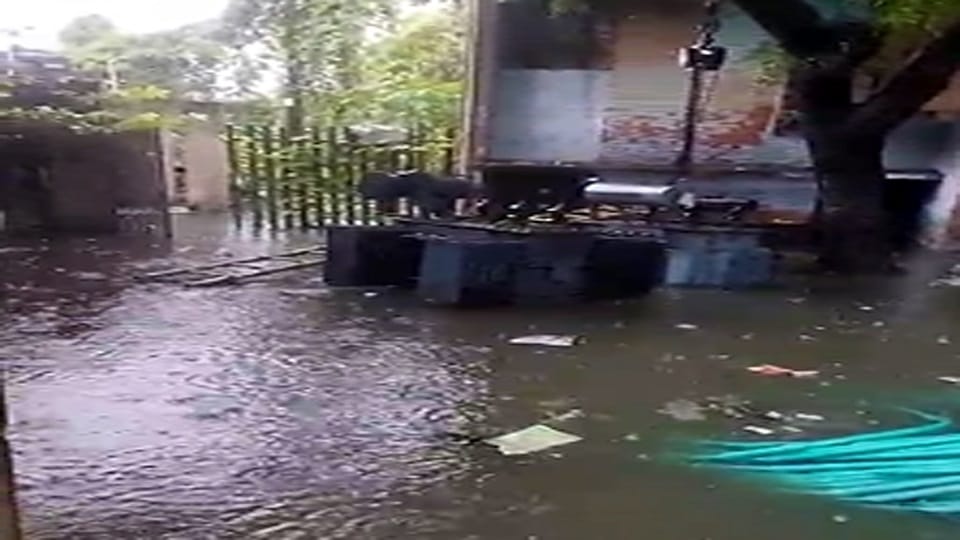 बिजली घर में पानी