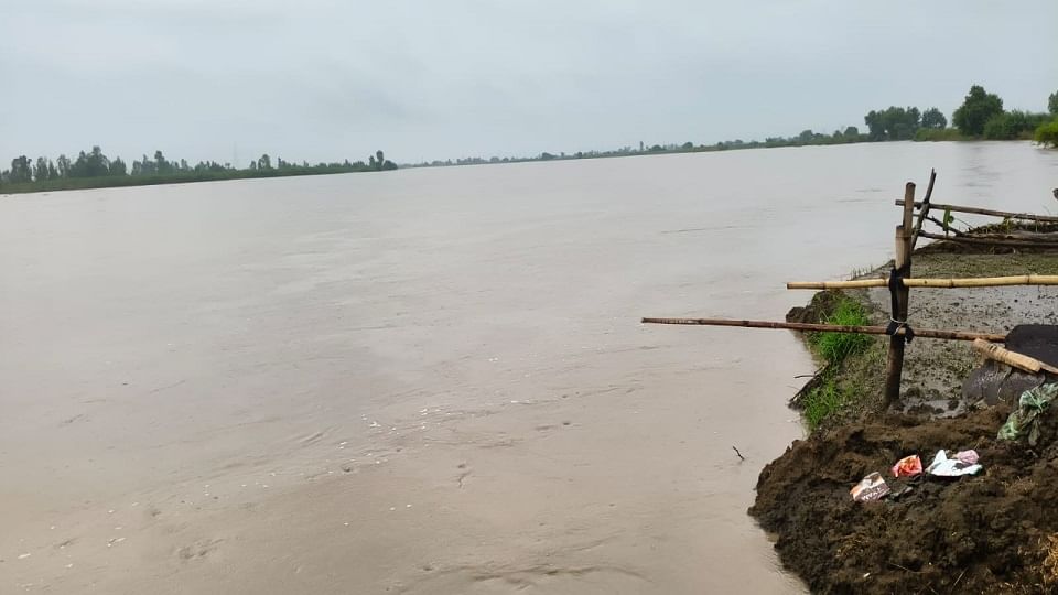 टप्पल में बाढ़ जैसे हालात