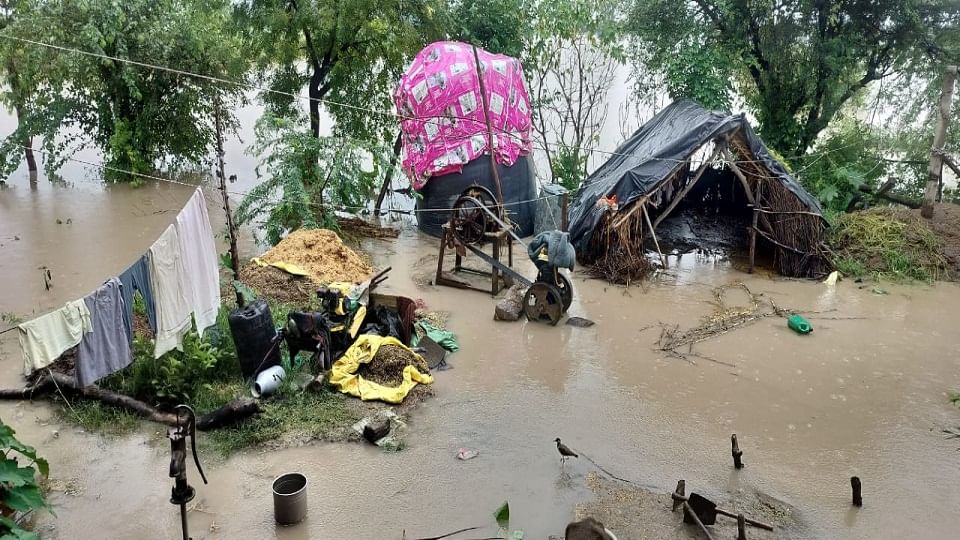 टप्पल में बाढ़ जैसा नजारा