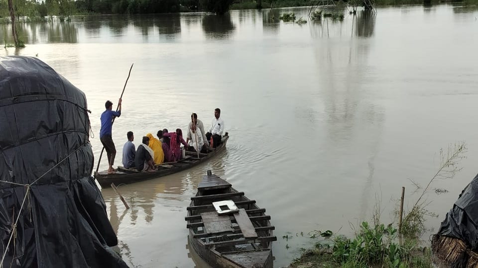 टप्पल के बाढ़ग्रस्त गांव महाराजगढ़ में नाव से आवागमन करते हुए ग्रामीण