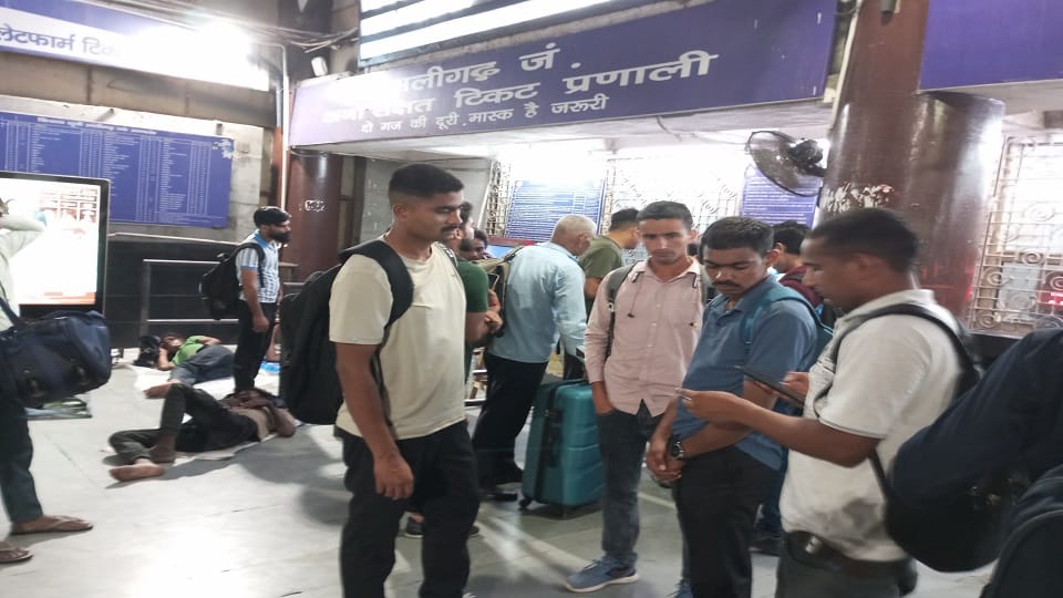 रेलवे स्टेशन पर कल होने वाली परीक्षा को लेकर खड़े छात्र 