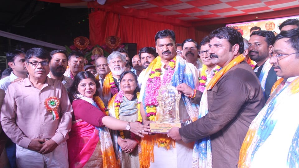 गा-जमुनी मुशायरे में अतिथियों को सम्मानित करते आयोजक