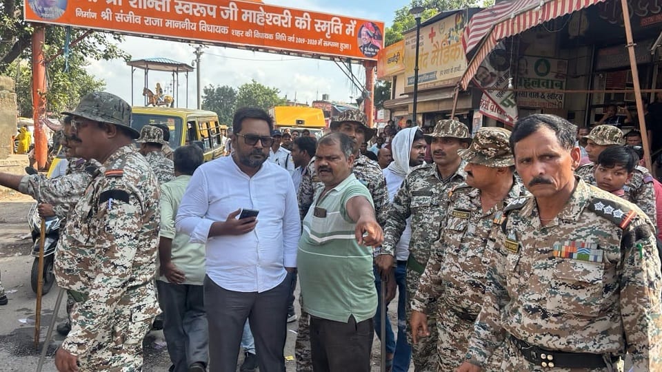 सासनी गेट जयगंज रोड पर अतिक्रमण हटवाते नगर निगम के अधिकारी व प्रवर्तन दल की टीम