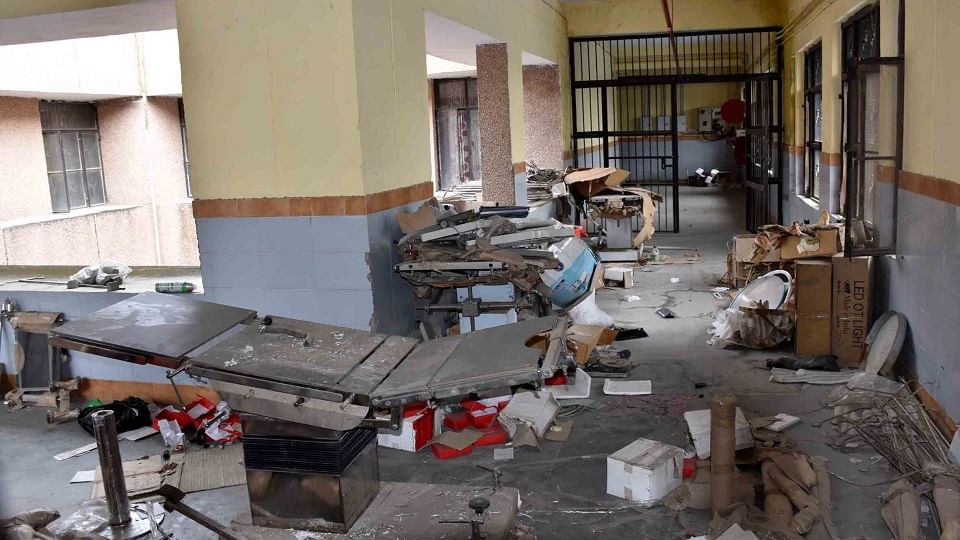 दीनदयाल अस्पताल की ओटी में बैड पर जमी धूल