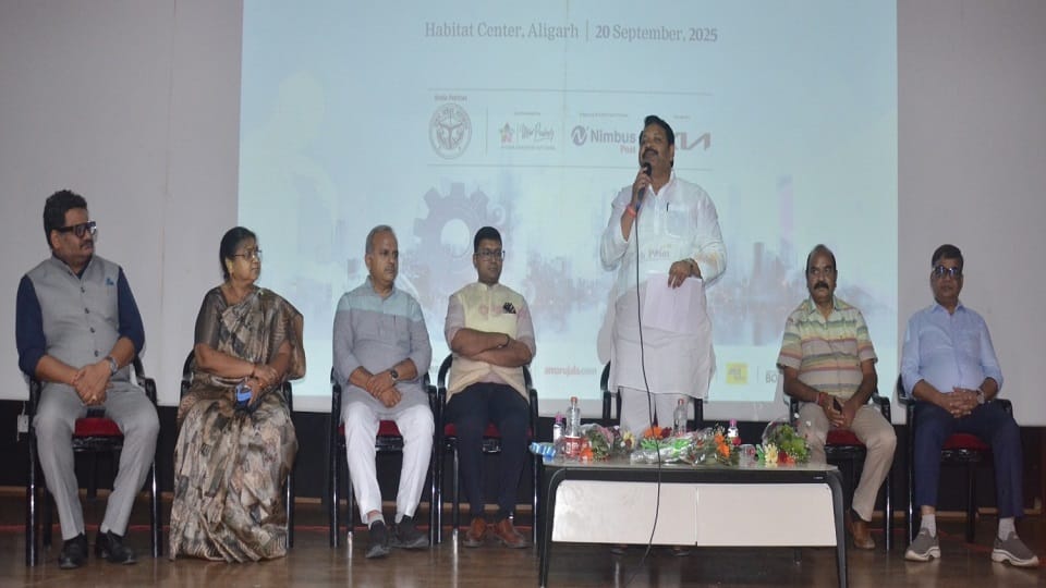 हाथरस सांसद अनूप प्रधान संबोधित करते हुए