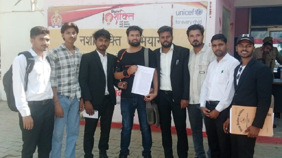 थाने में तहरीर देता छात्र
