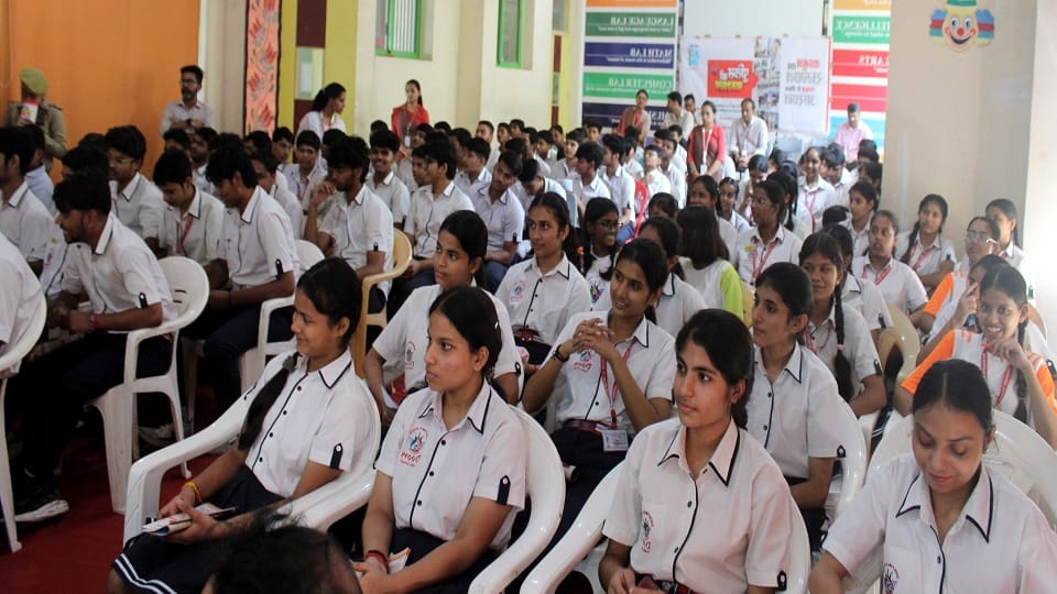 पुलिस की पाठशाला में छात्राएं