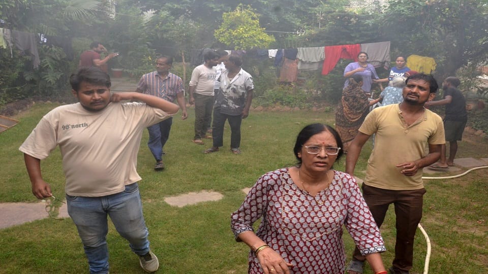 घर से बाहर निकलते परिवार के लोग