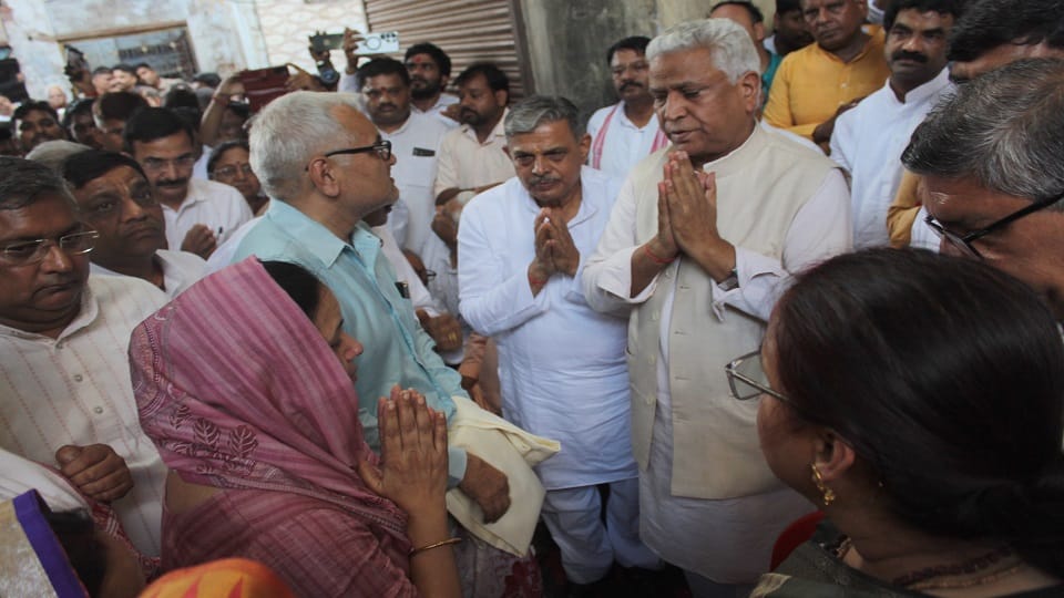 राधेश्याम के परिजनों से बात करते सर कार्यवाह दत्तात्रेय होसबोले और अखिल भारतीय सह संपर्क प्रमुख रामलाल