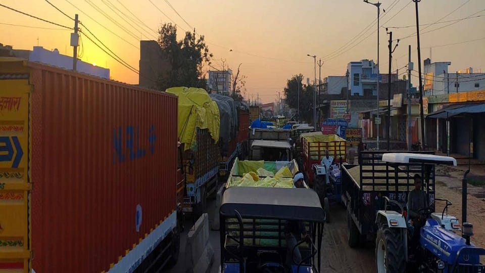 अलीगढ़ पलवल हाईवे पर लगा जाम