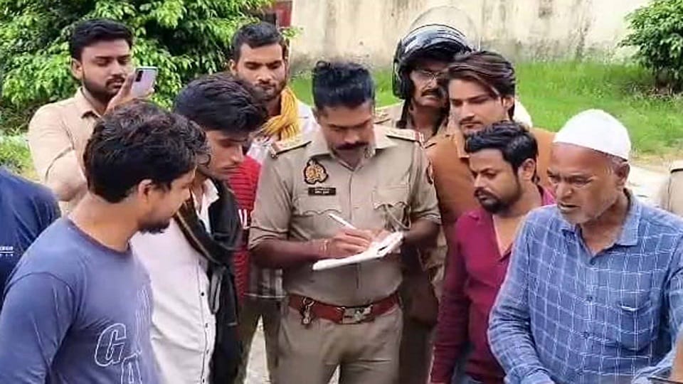 सिविल लाइन थाना इलाके के जमालपुर पुल के ऊपर से स्कूटर सवार सलमान चाइनीज प्लास्टिक मांजा से गर्दन कटने से मौत के बाद परिवार के लोगो से घटना की जानकारी करते पुलिसकर्मी