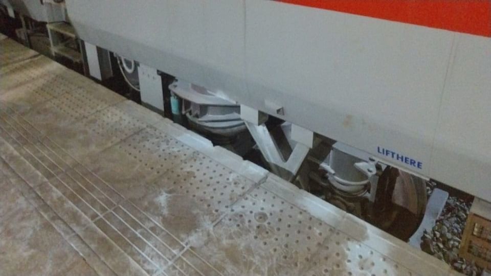 हाथरस जंक्शन स्टेशन पर खड़ी राजधानी एक्सप्रेस के पहिये से निकली थी आग