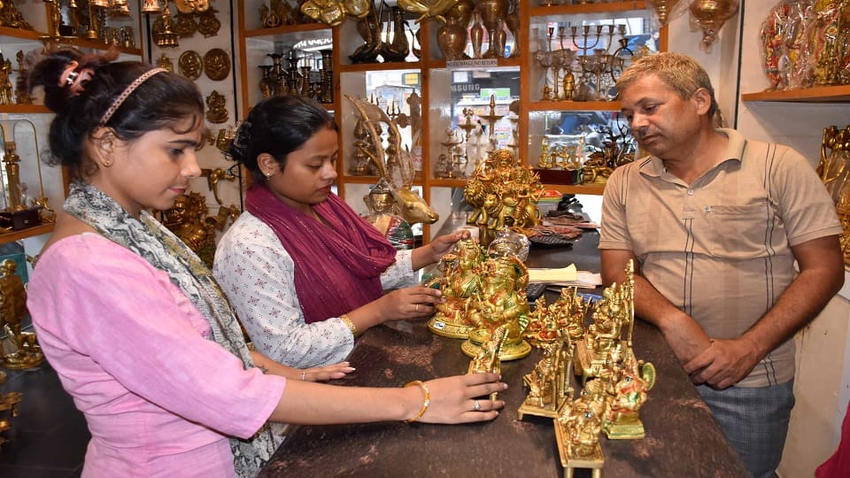 सेन्टर प्वाइंट स्थित पीतल के शोरूम में लक्ष्मी गणेश की मूर्ति पंसद करती युवतियां