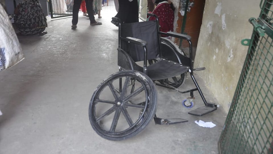 मलखान सिंह जिला अस्पताल में खराब पड़ी व्हीलचेयर
