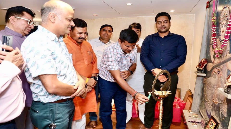 कार्यक्रम का शुभारंभ करते सिटी मजिस्ट्रेट अतुल गुप्ता व एस एन ए वीर सिंह,मनीष बिट,एक्सपोर्टर मनीष बंसल,मानव महाजन