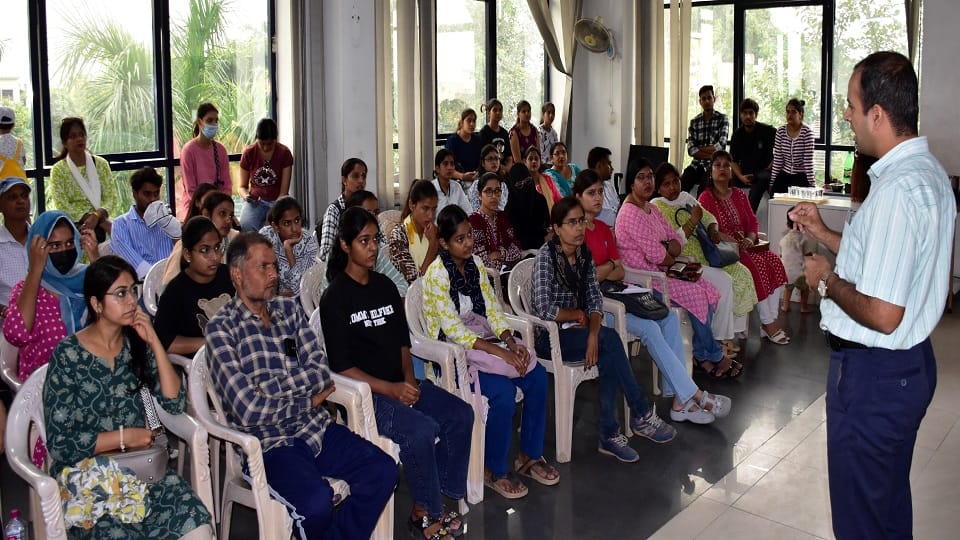अमर उजाला कार्यालय में लर्निंग लाइसेंस की प्रक्रिया को समझाते आरआई अनुराग सिंह वर्मा