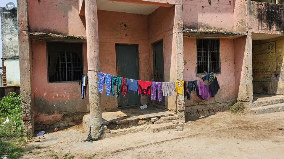 पीएचसी हरनोट पर सूखते कपड़े