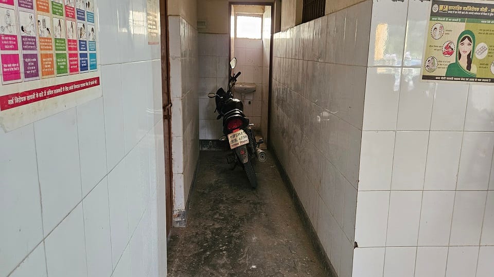 हरदोई पीएचसी पर खड़ी बाइक