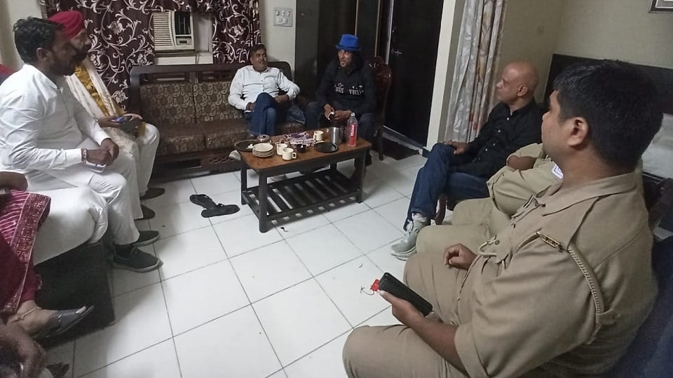 पुलिस से वार्ता करते आयोजक