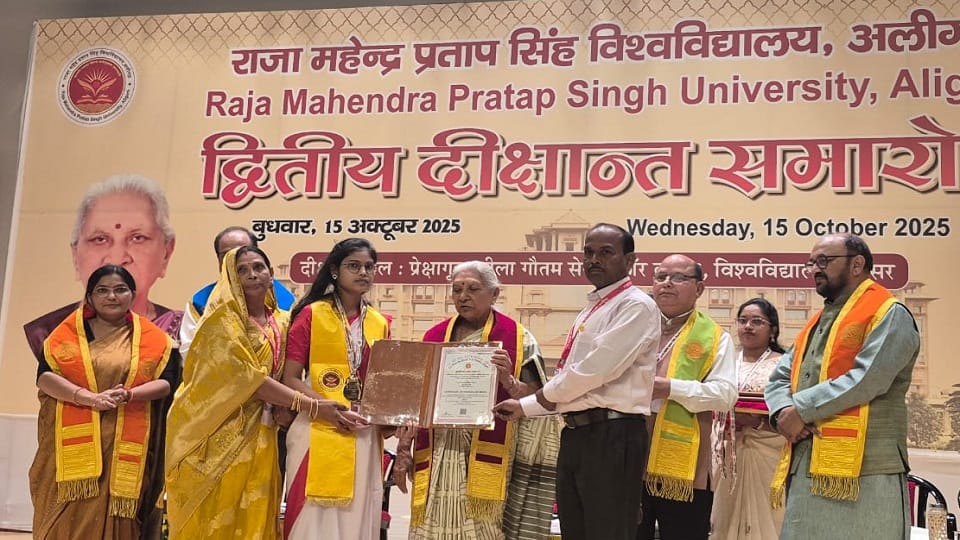 छात्राओं का पदक प्रदान किए गए