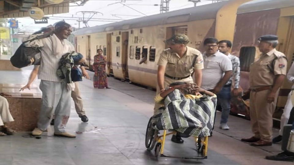 घायल फूलमाला को उपचार के लिए ले जाते हुए