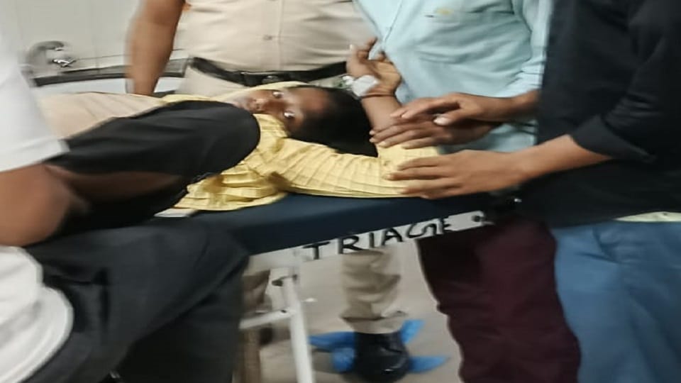 घायल फूलमाला को ले गए जेएन मेडिकल कॉलेज