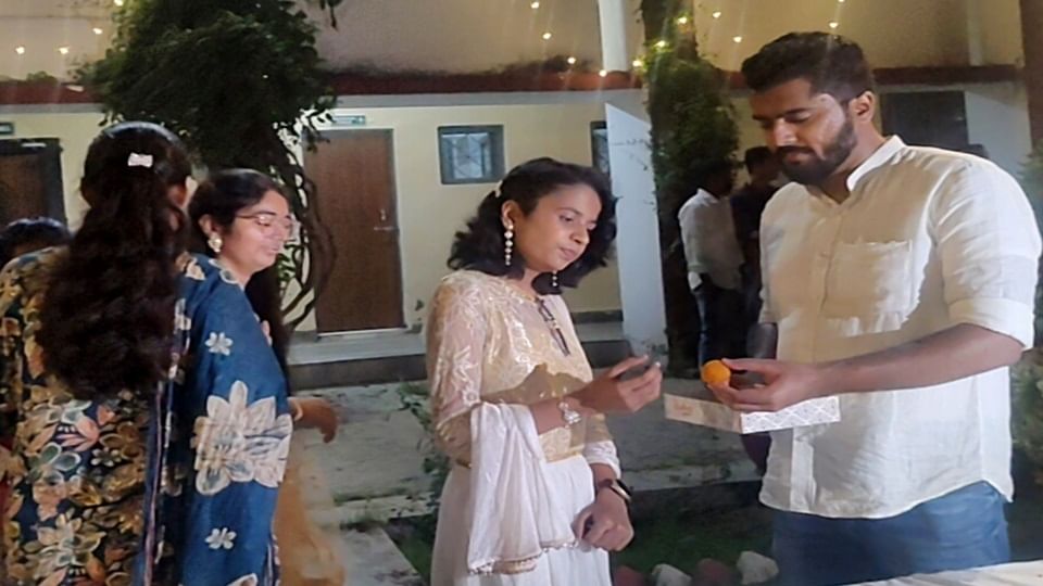 एएमयू में बंटे 21 किलो लड्डू