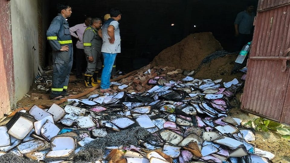 आग से गोदाम में रखा जला सामान