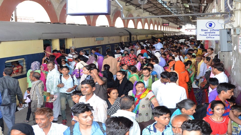 रेलवे स्टेशन पर दीपावली पर ट्रेन में रही भीड़