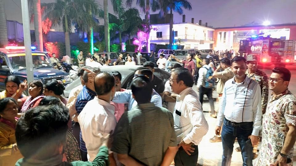 आग लगने के बाद मौजूद लोग