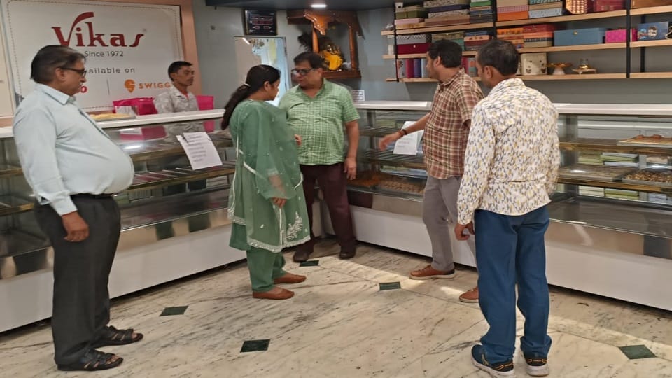 कार्रवाई करती टीम