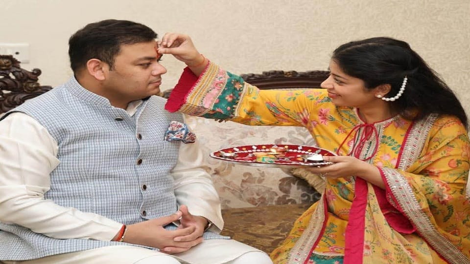 राज्यमंत्री संदीप सिंह का तिलक करतीं बहन श्वेता सिंह वर्मा