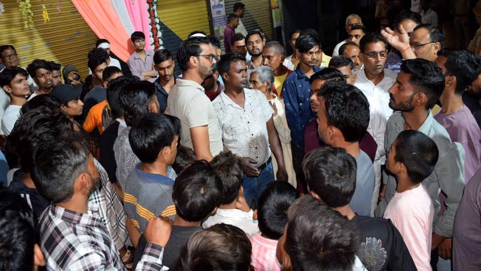 भागवान नगर में दो गुटों में हुई मारपीट के बाद लगी लोगों की भीड़