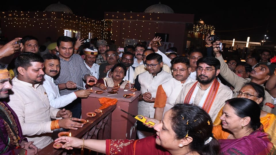 अचल सरोवर में नगर निगम द्वारा दीपोत्सव में दीप जलाती कमिश्नर संगीता सिंह, मेयर प्रशांत सिंघल, नगर आयुक्त प्रेम प्रकाश मीणा, जिला पंचायत अध्यक्ष विजय सिंह, राजीव शर्मा, कृष्ण पाल सिंह, मानव महाजन, मोनू अग्रवाल व अन्य