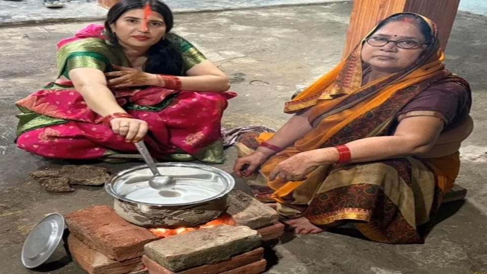 दुर्गा देवी अपनी सास के साथ खरना बनाते हुए