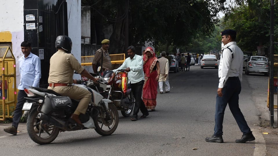 पुलिस लाइन में अन्दर हेलमेट लगाकर जाते बाइक सवार