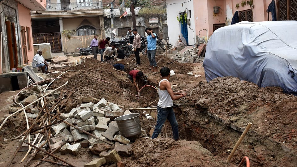 बनियापाड़ा में पाइप को ठीक करते नगर निमम कर्मचारी