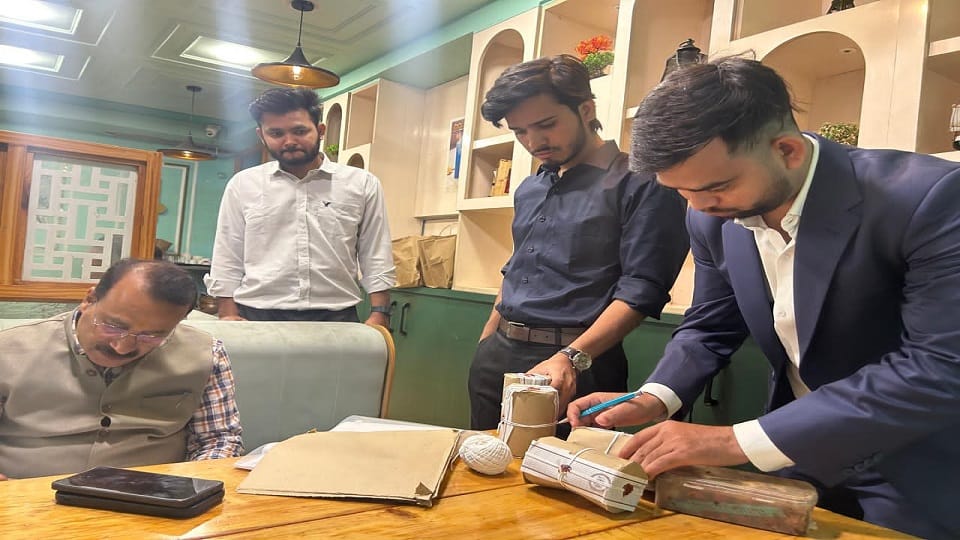 दुआ करीम रेस्टोरेंट में सैंपल लेने की कार्यवाही करती खाद्य सुरक्षा विभाग की टीम