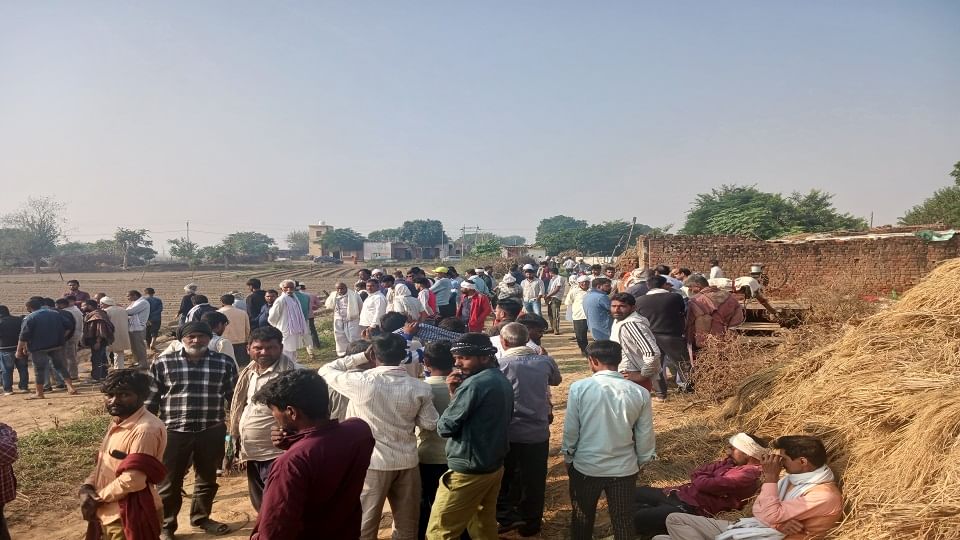 अंतिम संस्कार में शामिल ग्रामीण