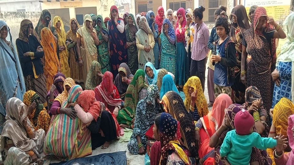 गांव तिलौठी में शव पहुंचने के बाद बिलखते परिजन