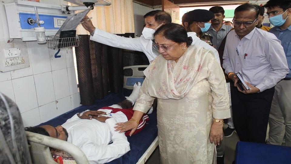 घायलों का हाल जानतीं जिले की प्रभारी मंत्री बेबीरानी मौर्य