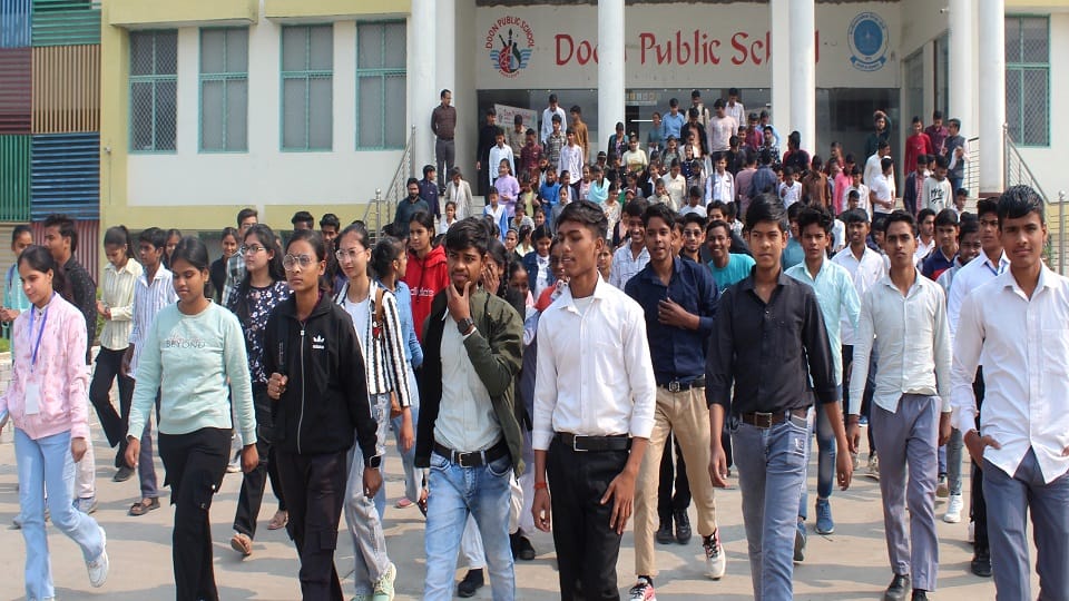 आगरा रोड स्थित दून पब्लिक स्कूल से अतुल माहेश्वरी छात्रवृति परीक्षा देकर निकलते परीक्षार्थी